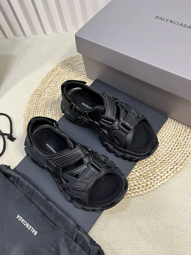 情侣款 Balenciaga Triple-S 巴黎世家-老爹凉鞋，全球最火爆的复古沙滩慢跑鞋。复古做旧工艺 原版组合大底，重工艺，非低端2层组合底 鞋面选用进