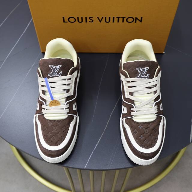 出厂价 情侣款顶级原单 品牌 Louis Vuitton Lv.路易威登 材质 原工厂牛皮材料1：1颜色 原板大底 舒适透气内里 款式类型：休闲经典款 等级：专