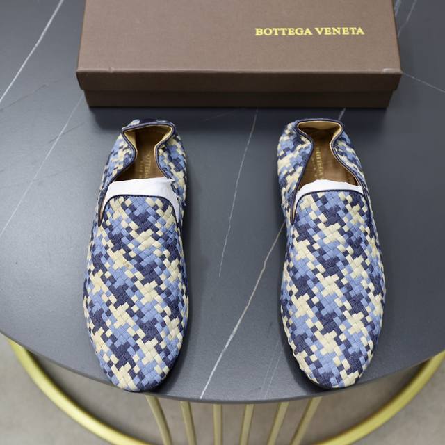 出厂价 Bottega Veneta Bv 经典男款钱包鞋。旅行携带超方便 采用进口水洗品牌布匹，上脚柔软舒服，内里采用奢华加厚羊皮里。原版原厂橡胶耐磨大底。配