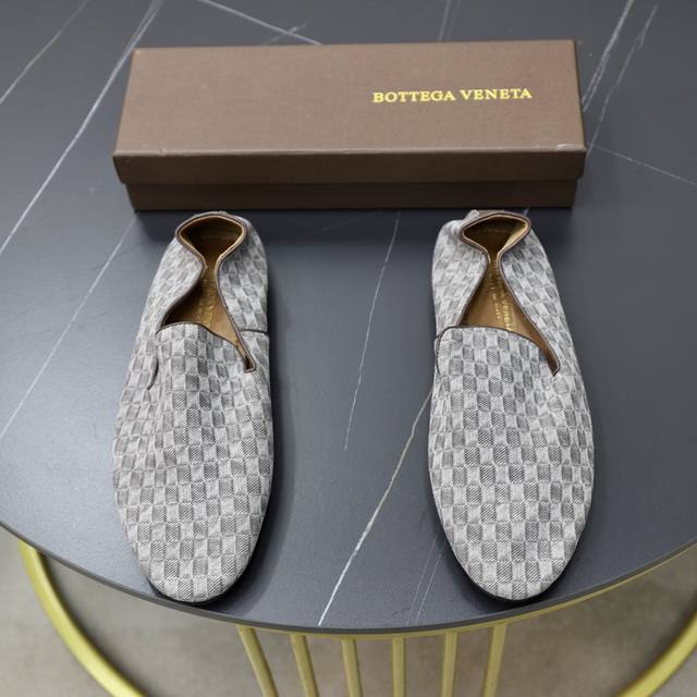 出厂价 Bottega Veneta Bv 经典男款钱包鞋。旅行携带超方便 采用进口水洗品牌布匹，上脚柔软舒服，内里采用奢华加厚羊皮里。原版原厂橡胶耐磨大底。配