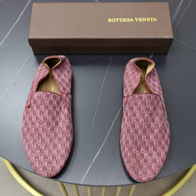 出厂价 Bottega Veneta Bv 经典男款钱包鞋。旅行携带超方便 采用进口水洗品牌布匹，上脚柔软舒服，内里采用奢华加厚羊皮里。原版原厂橡胶耐磨大底。配