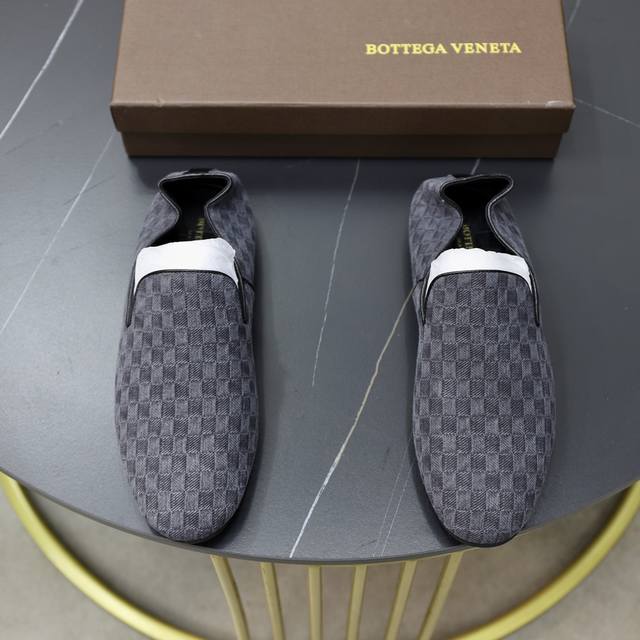 出厂价 Bottega Veneta Bv 经典男款钱包鞋。旅行携带超方便 采用进口水洗品牌布匹，上脚柔软舒服，内里采用奢华加厚羊皮里。原版原厂橡胶耐磨大底。配