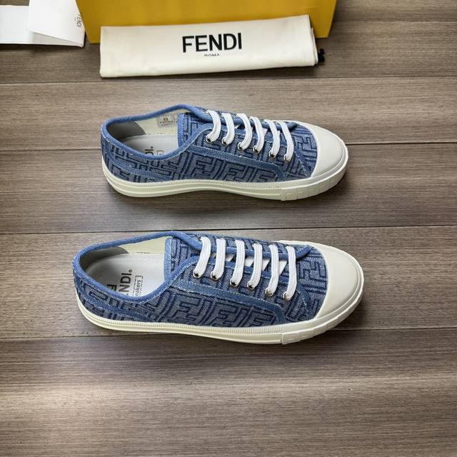 Fendi 芬迪 -高端品质 原单情侣装 -鞋面 品牌图腾布匹.品牌织带包边工艺 -内里：水染牛皮，垫脚；高韧性帆布 -大底：原版 Tpr.橡胶；双色成型大底