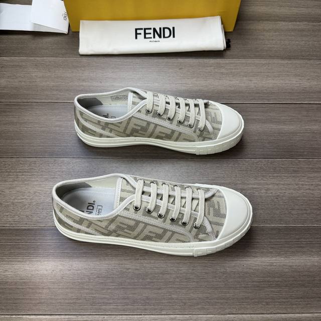 Fendi 芬迪 -高端品质 原单情侣装 -鞋面 品牌图腾布匹.品牌织带包边工艺 -内里：水染牛皮，垫脚；高韧性帆布 -大底：原版 Tpr.橡胶；双色成型大底