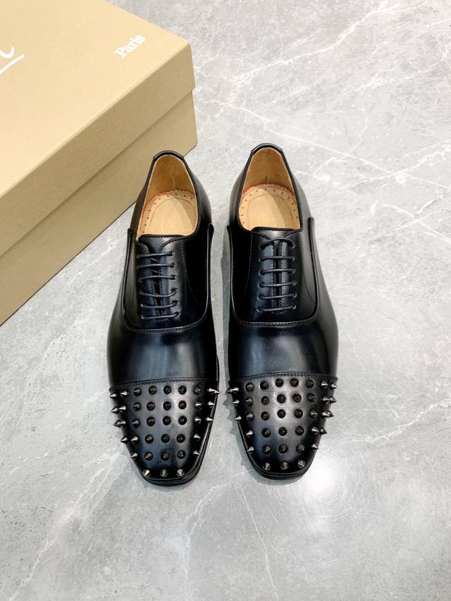 元christian Loubouti*高端男士皮鞋，原单品质，高端精品 鞋面鞋头采用进口牛皮搭配cl专用材质打钉设计，大方舒适透气。进口牛皮内里，原版定制真皮