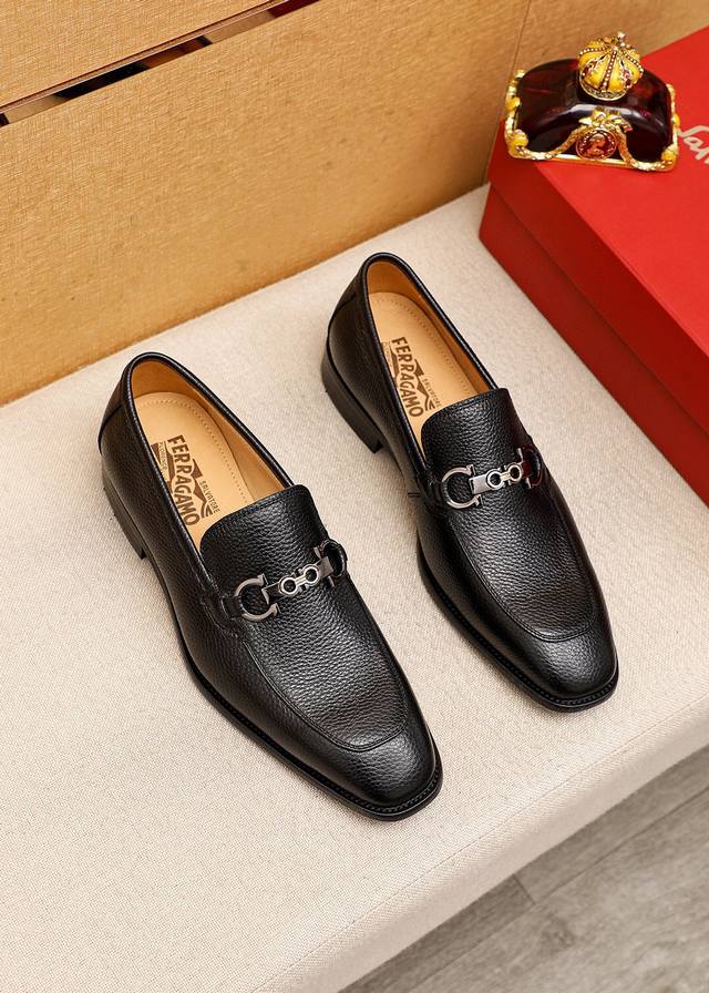 商品商标：Ferragamo 菲拉格慕 休闲皮鞋 正码码数 38-44 45订制 商品材料：精选 进口头层荔枝纹小牛皮鞋面+奢华五金扣，进口水染牛皮内里。强烈立