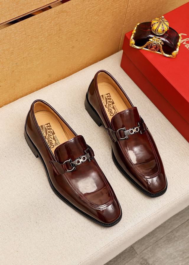 商品商标：Ferragamo 菲拉格慕 休闲皮鞋 正码码数 38-44 45订制 商品材料：精选 进口头层开边珠牛皮鞋面+奢华五金扣，进口水染牛皮内里。强烈立体