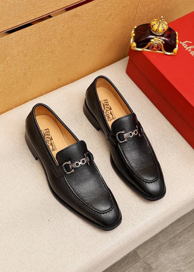 商品商标：Ferragamo 菲拉格慕 休闲皮鞋 正码码数 38-44 45订制 商品材料：精选 进口头层荔枝纹小牛皮鞋面+奢华五金扣，进口水染牛皮内里。强烈立