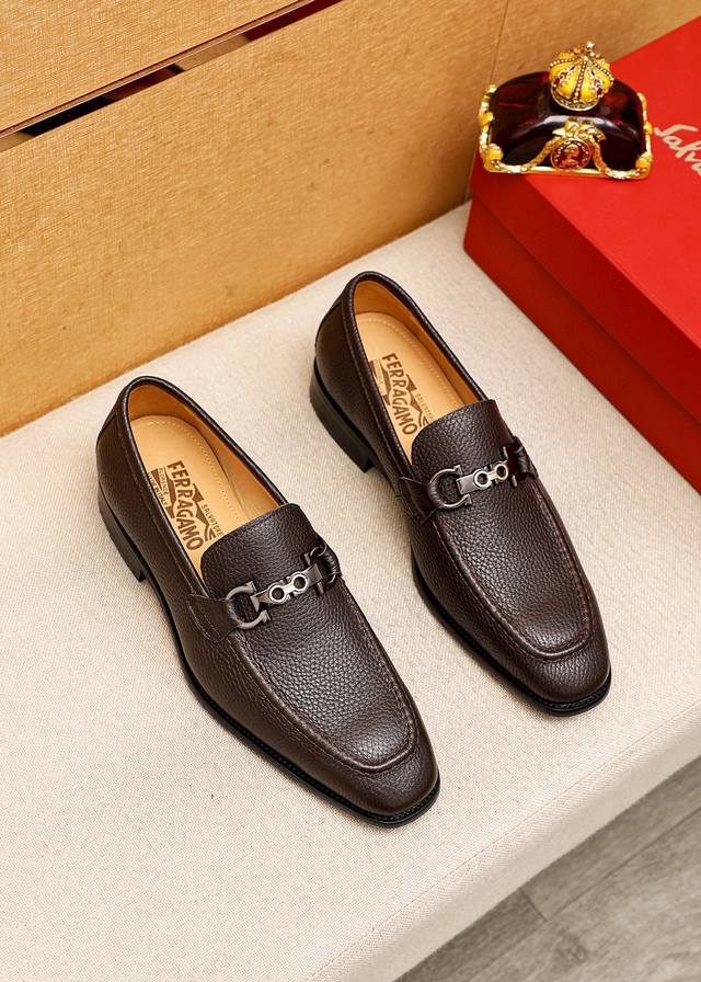 商品商标：Ferragamo 菲拉格慕 休闲皮鞋 正码码数 38-44 45订制 商品材料：精选 进口头层荔枝纹小牛皮鞋面+奢华五金扣，进口水染牛皮内里。强烈立