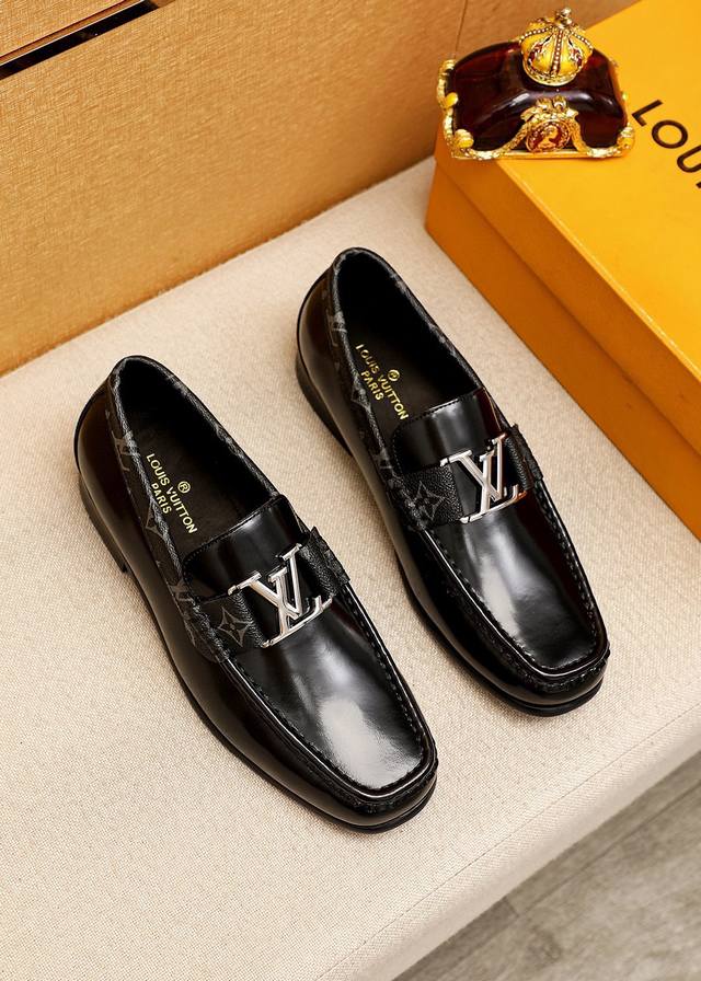 商品商标：Louis Vuitton 路易威登 休闲皮鞋 正码码数 38-44 45订制 商品材料：精选 进口头层开边珠牛皮鞋面+原版五金扣，进口头层牛皮内里。