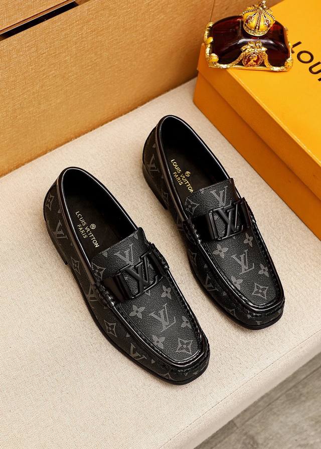 商品商标：Louis Vuitton 路易威登 休闲皮鞋 正码码数 38-44 45订制 商品材料：精选 进口头层老花牛皮鞋面+原版五金扣，进口头层牛皮内里。强