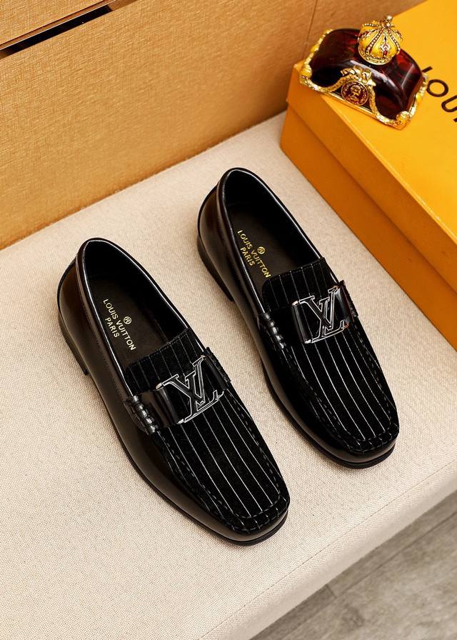 商品商标：Louis Vuitton 路易威登 休闲皮鞋 正码码数 38-44 45订制 商品材料：精选 进口头层开边珠牛皮鞋面+原版五金扣，进口头层牛皮内里。