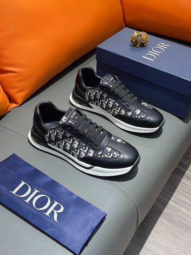 商品名称：Dior 迪奥 正规码数 38-44 休闲鞋 商品材料：精选 牛皮鞋面，柔软羊皮内里；原厂大底。