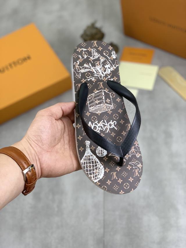 工厂价 实价 Louis Vuitton 新款情侣休闲人字拖鞋，官网1:1、高品质 完美做工 透射出一种尊贵奢华，于古奇高端超凡工艺中升华其奢侈定义。码数：36