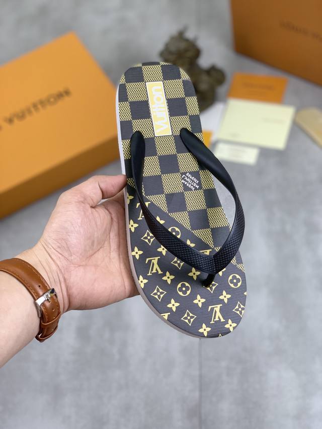 工厂价 实价 Louis Vuitton 新款情侣休闲人字拖鞋，官网1:1、高品质 完美做工 透射出一种尊贵奢华，于古奇高端超凡工艺中升华其奢侈定义。码数：36