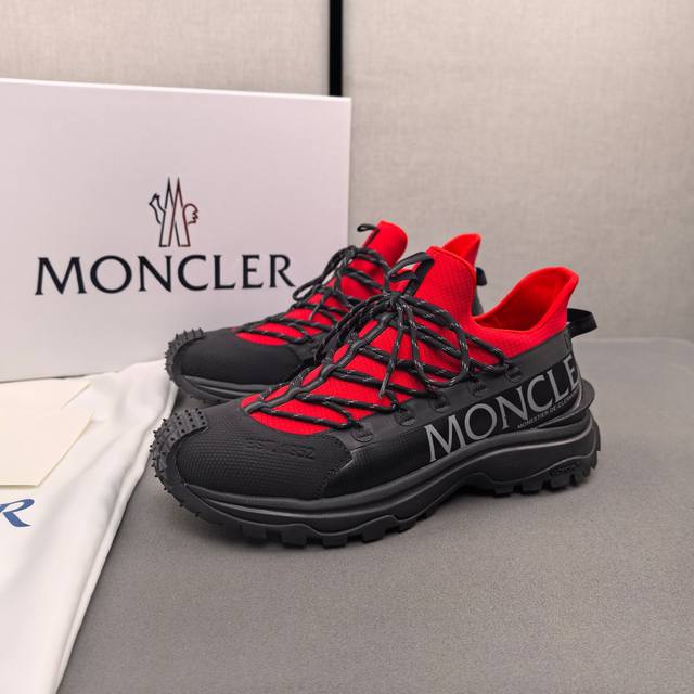 Moncler蒙口男士户外系带运动鞋，具有舒适防滑性能，专为户外跑步或都市漫步而设。兼备创新、功能性与图形细节于一体，从高山氛围汲取灵感，诠释潮流时尚。多种原版