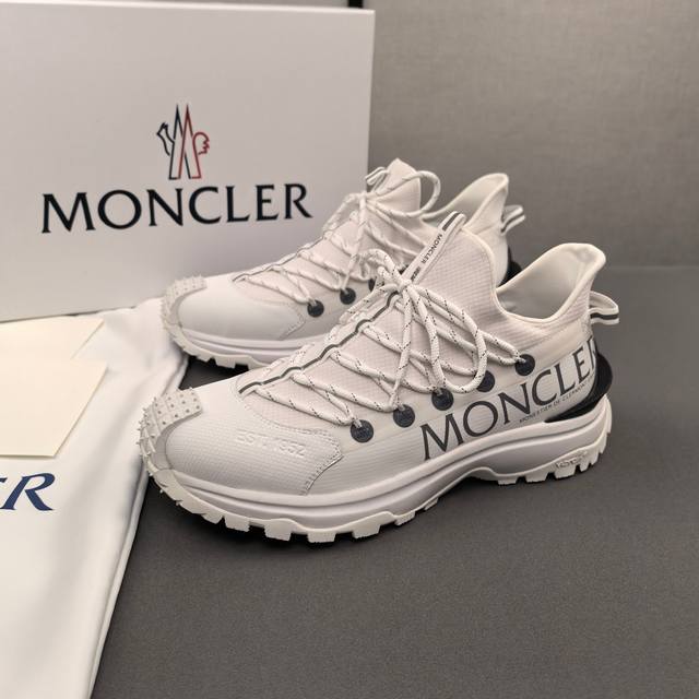 Moncler蒙口男士户外系带运动鞋，具有舒适防滑性能，专为户外跑步或都市漫步而设。兼备创新、功能性与图形细节于一体，从高山氛围汲取灵感，诠释潮流时尚。多种原版