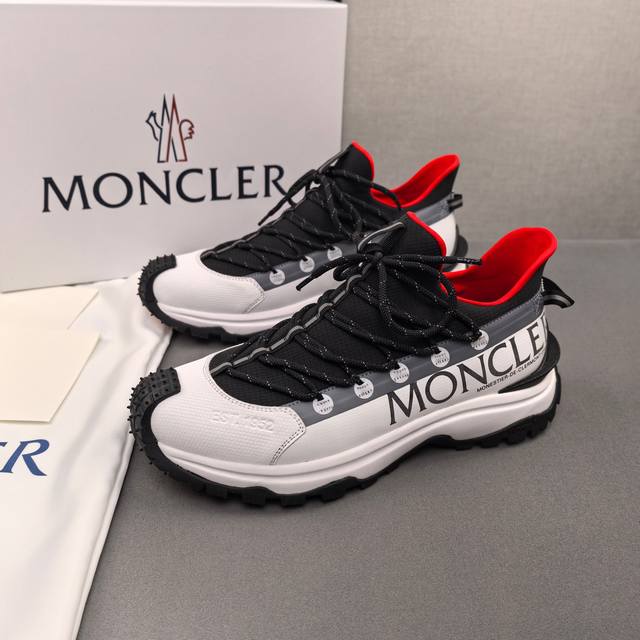 Moncler蒙口男士户外系带运动鞋，具有舒适防滑性能，专为户外跑步或都市漫步而设。兼备创新、功能性与图形细节于一体，从高山氛围汲取灵感，诠释潮流时尚。多种原版