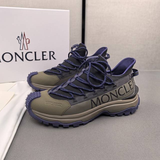 Moncler蒙口男士户外系带运动鞋，具有舒适防滑性能，专为户外跑步或都市漫步而设。兼备创新、功能性与图形细节于一体，从高山氛围汲取灵感，诠释潮流时尚。多种原版