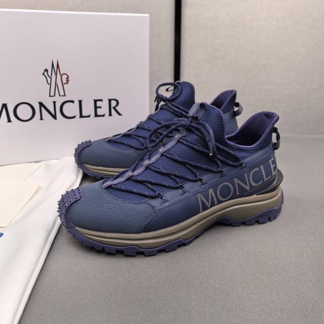 Moncler蒙口男士户外系带运动鞋，具有舒适防滑性能，专为户外跑步或都市漫步而设。兼备创新、功能性与图形细节于一体，从高山氛围汲取灵感，诠释潮流时尚。多种原版