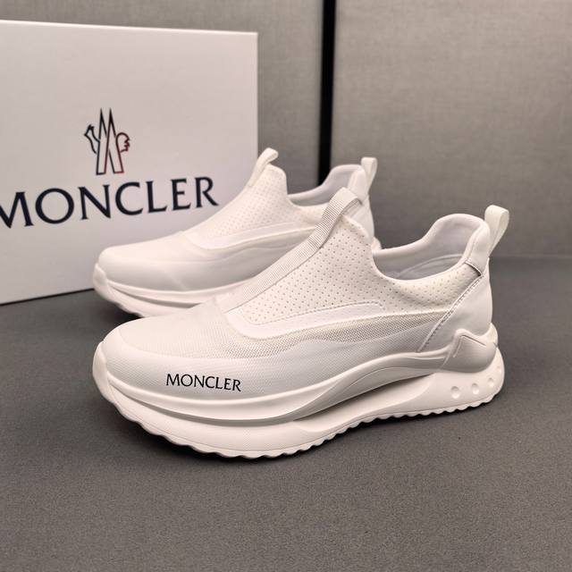 Moncler蒙口男士户外系带运动鞋，具有舒适防滑性能，专为户外跑步或都市漫步而设。兼备创新、功能性与图形细节于一体，从高山氛围汲取灵感，诠释潮流时尚。多种原版