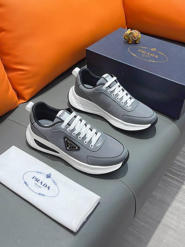 商品名称：Prada 普拉达 正规码数 38-44 休闲鞋 商品材料：精选 网布鞋面，柔软羊皮垫脚，原厂特供大底。