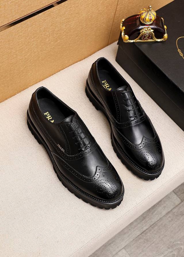 商品商标：Prada 普拉达 商务皮鞋 正码码数 39-44 38.45订制 商品材料：精选 进口头层小牛皮压花鞋面，进口水染牛皮内里。强烈立体视觉效果，发泡大