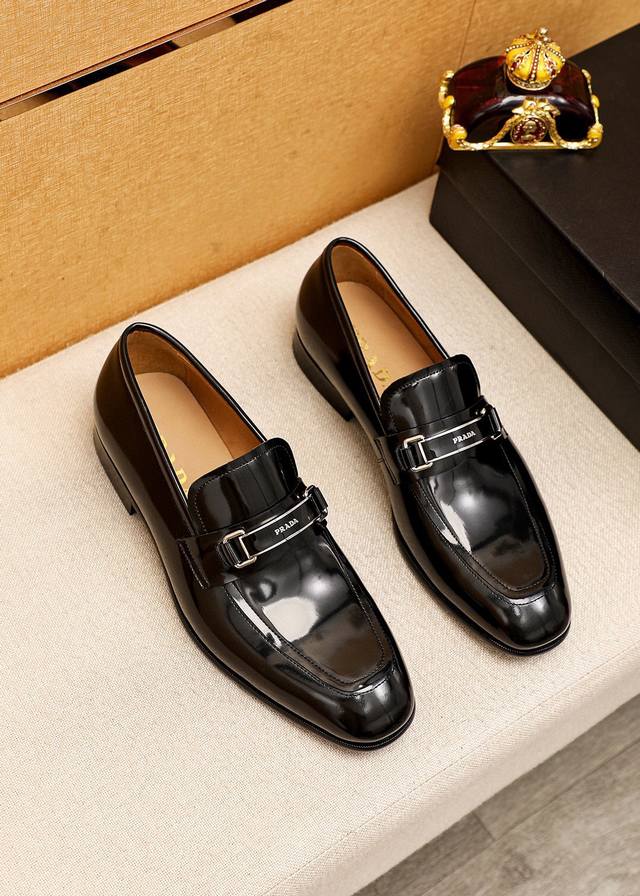 商品商标：Prada 普拉达 休闲皮鞋 正码码数 38-44 45订制 商品材料：精选 进口头层开边珠牛皮鞋面+原版五金扣，进口水染牛皮内里。强烈立体视觉效果，