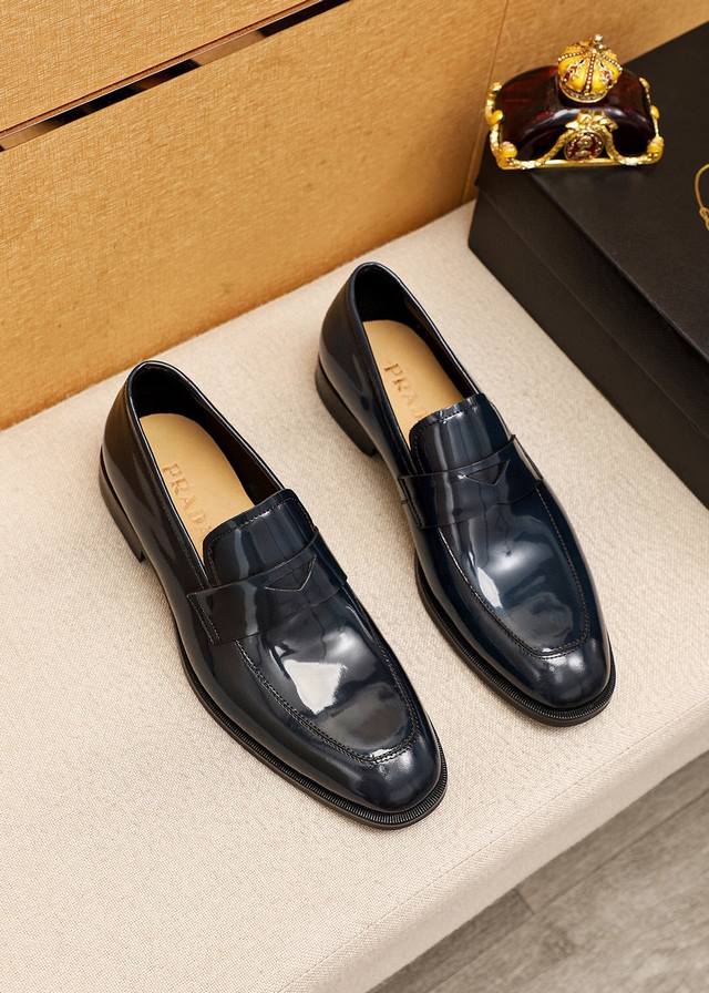 商品商标：Prada 普拉达 休闲皮鞋 正码码数 38-44 45订制 商品材料：精选 进口头层开边珠牛皮鞋面，进口水染牛皮内里。强烈立体视觉效果，组合大底 颜