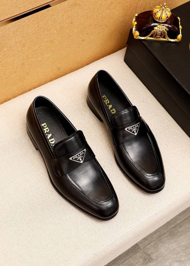 商品商标：Prada 普拉达 休闲皮鞋 正码码数 38-44 45订制 商品材料：精选 进口头层小牛皮鞋面+原版五金扣，进口水染牛皮内里。强烈立体视觉效果，组合