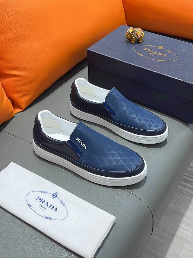 商品名称：Prada 普拉达 正规码数 38-44 套脚鞋 商品材料：精选 牛皮鞋面，柔软羊皮垫脚，原厂特供大底。