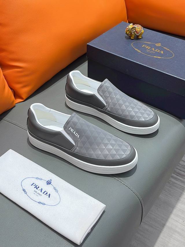 商品名称：Prada 普拉达 正规码数 38-44 套脚鞋 商品材料：精选 牛皮鞋面，柔软羊皮垫脚，原厂特供大底。