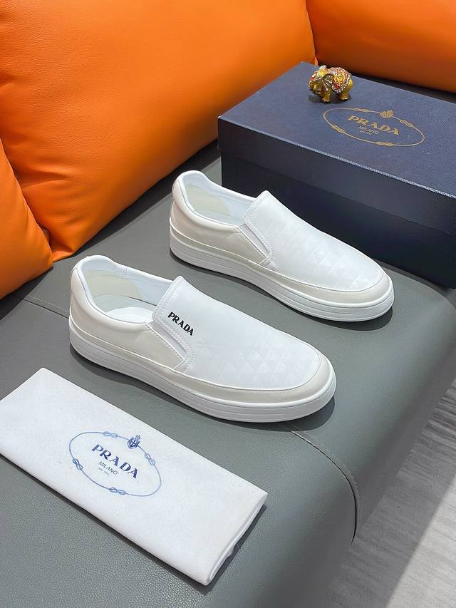 商品名称：Prada 普拉达 正规码数 38-44 套脚鞋 商品材料：精选 牛皮鞋面，柔软羊皮垫脚，原厂特供大底。