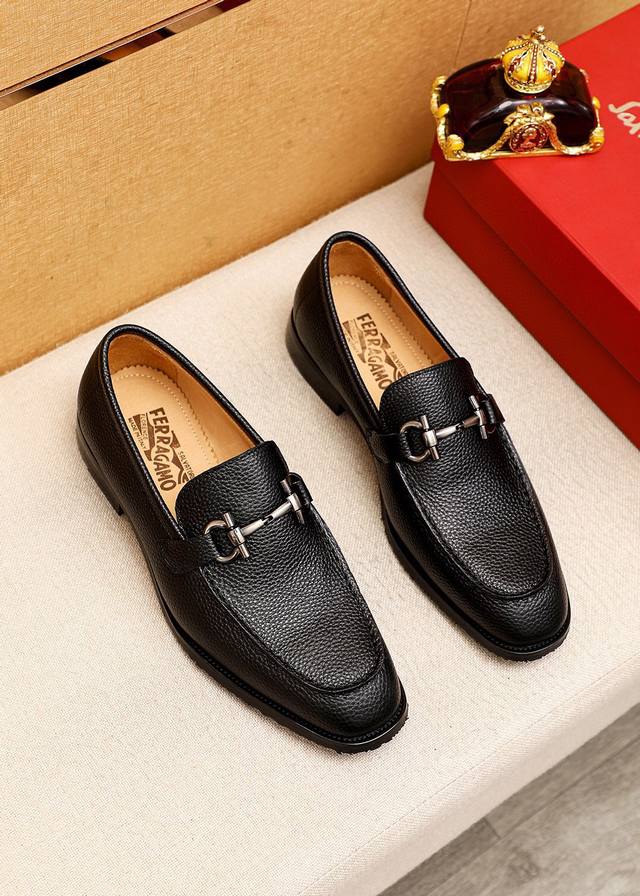 商品商标：Ferragamo 菲拉格慕 休闲皮鞋 正码码数 38-44 45订制 商品材料：精选 进口荔枝纹牛皮鞋面+奢华五金扣，进口水染牛皮内里。强烈立体视觉