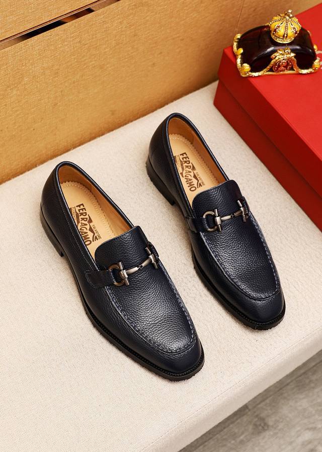 商品商标：Ferragamo 菲拉格慕 休闲皮鞋 正码码数 38-44 45订制 商品材料：精选 进口荔枝纹牛皮鞋面+奢华五金扣，进口水染牛皮内里。强烈立体视觉