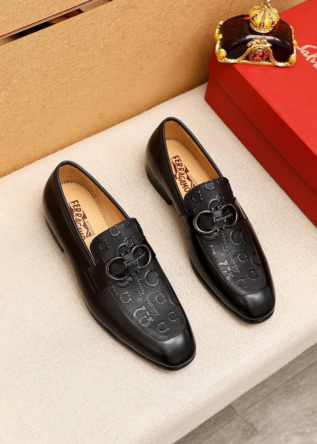 商品商标：Ferragamo 菲拉格慕 休闲皮鞋 正码码数 38-44 45订制 商品材料：精选 进口小牛皮压花鞋面+奢华五金扣，进口水染牛皮内里。强烈立体视觉