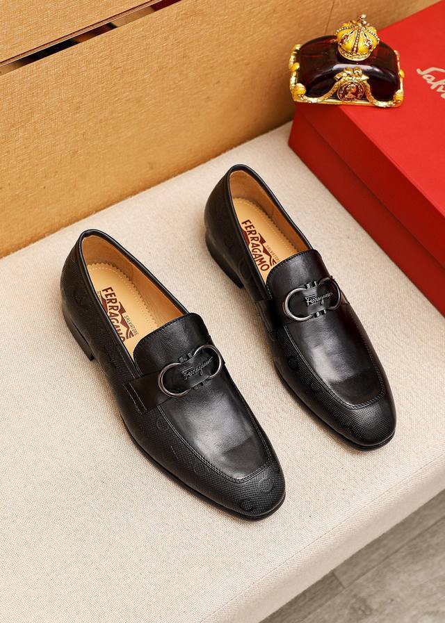 商品商标：Ferragamo 菲拉格慕 休闲皮鞋 正码码数 38-44 45订制 商品材料：精选 进口小牛皮压花鞋面+奢华五金扣，进口水染牛皮内里。强烈立体视觉