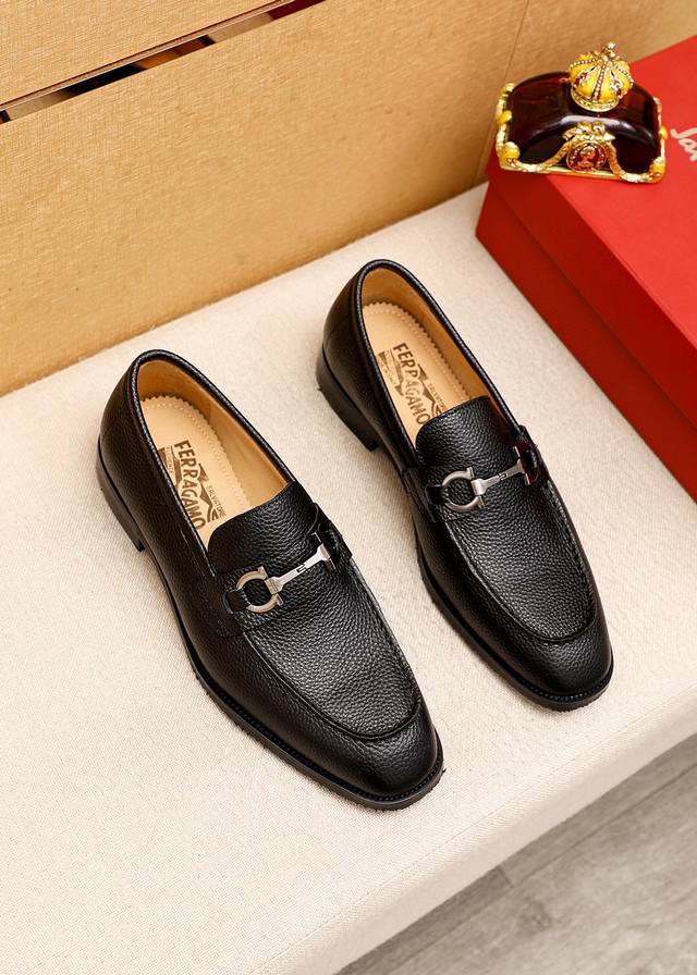 商品商标：Ferragamo 菲拉格慕 休闲皮鞋 正码码数 38-44 45订制 商品材料：精选 进口荔枝纹牛皮鞋面+奢华五金扣，进口水染牛皮内里。强烈立体视觉