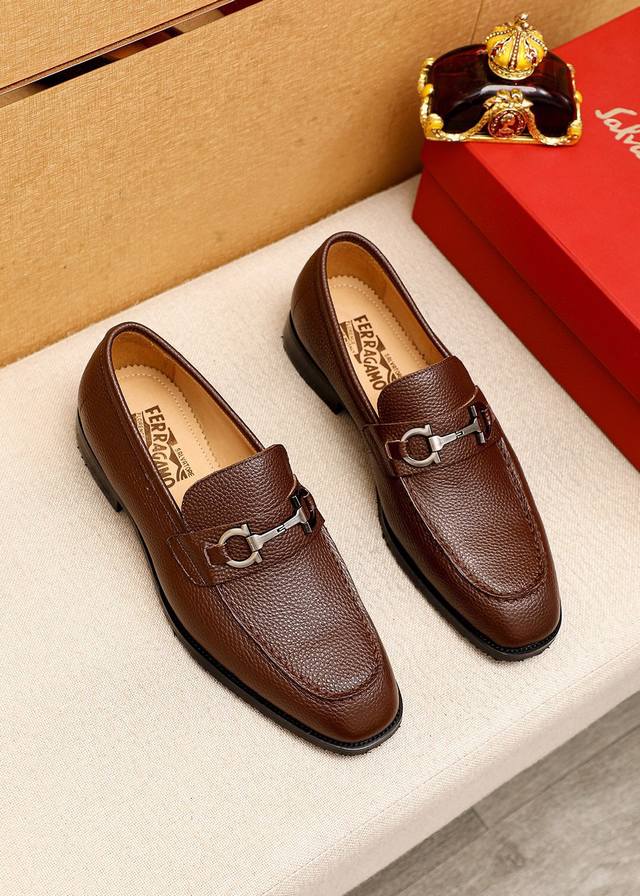 商品商标：Ferragamo 菲拉格慕 休闲皮鞋 正码码数 38-44 45订制 商品材料：精选 进口荔枝纹牛皮鞋面+奢华五金扣，进口水染牛皮内里。强烈立体视觉