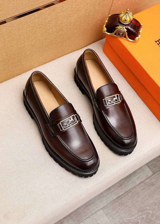 商品商标：Hermes 爱马仕 时尚休闲皮鞋 正码码数 39-44 38.45订制 商品材料：精选 进口头层小牛皮鞋面+经典五金扣，进口牛皮内里。强烈立体视觉效