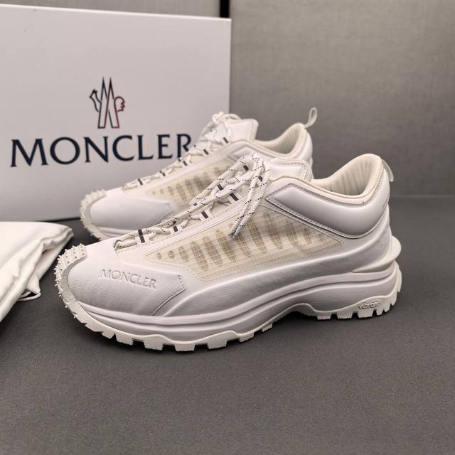 Moncler蒙口男士户外系带运动鞋，具有舒适防滑性能，专为户外跑步或都市漫步而设。兼备创新、功能性与图形细节于一体，从高山氛围汲取灵感，诠释潮流时尚。多种原版