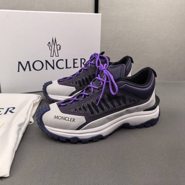 Moncler蒙口男士户外系带运动鞋，具有舒适防滑性能，专为户外跑步或都市漫步而设。兼备创新、功能性与图形细节于一体，从高山氛围汲取灵感，诠释潮流时尚。多种原版