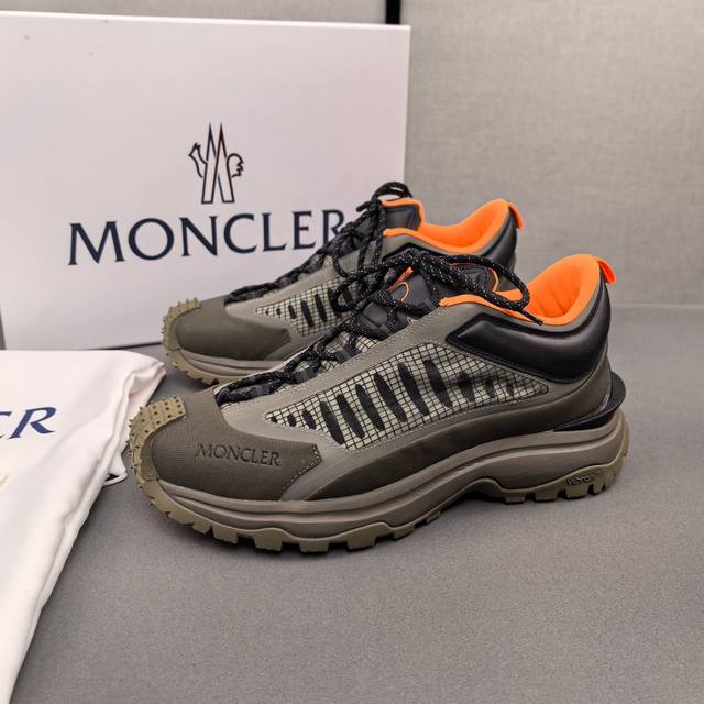 Moncler蒙口男士户外系带运动鞋，具有舒适防滑性能，专为户外跑步或都市漫步而设。兼备创新、功能性与图形细节于一体，从高山氛围汲取灵感，诠释潮流时尚。多种原版