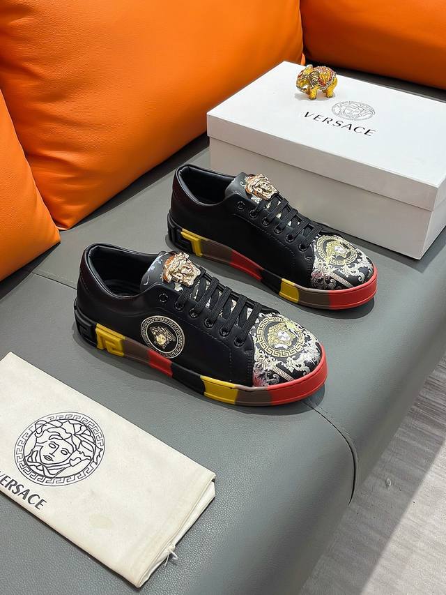 商品名称：Versace 范思哲 正规码数 38-44 休闲鞋 商品材料：精选 牛皮鞋面，柔软羊皮内里；原厂大底。