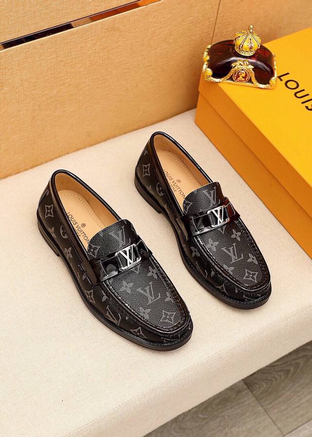 商品商标：Louis Vuitton 路易威登 休闲皮鞋 正码码数 38-44 45订制 商品材料：精选 进口头层老花牛皮鞋面+奢华五金扣，进口头层牛皮内里。强