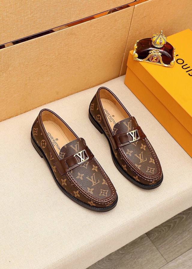 商品商标：Louis Vuitton 路易威登 休闲皮鞋 正码码数 38-44 45订制 商品材料：精选 进口头层老花牛皮鞋面+奢华五金扣，进口头层牛皮内里。强