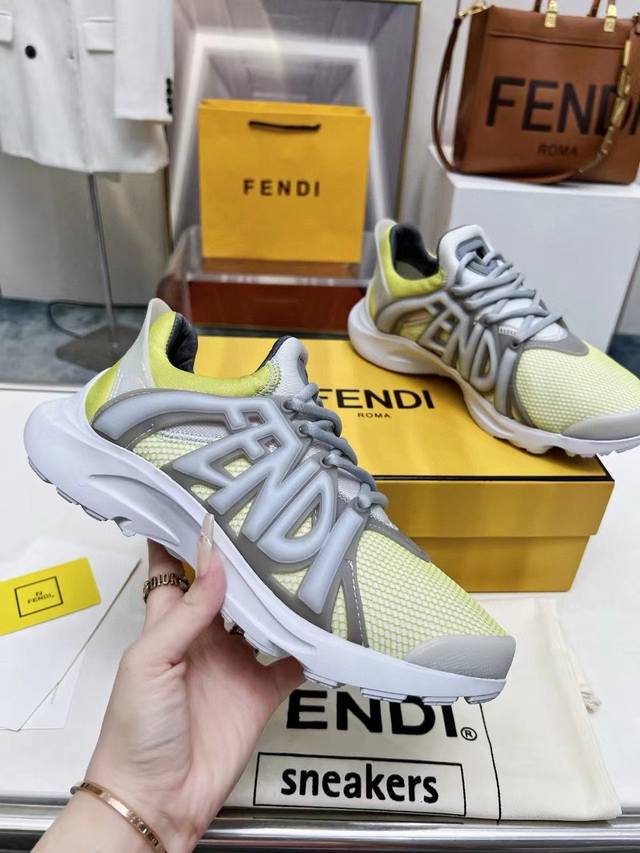 实价不让利 2024 Fendi 最新款休闲运动男鞋，白色高科技网面材质，轻盈柔韧橡胶跑步鞋。 四个颜色任你挑，喜欢的欢迎下单过来 码数40-46