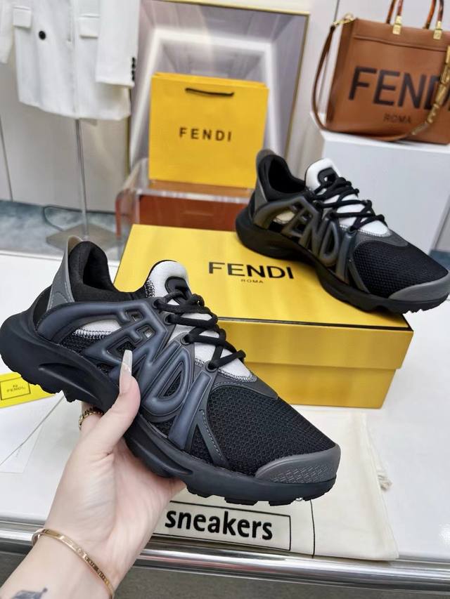 实价不让利 2024 Fendi 最新款休闲运动男鞋，白色高科技网面材质，轻盈柔韧橡胶跑步鞋。 四个颜色任你挑，喜欢的欢迎下单过来 码数40-46