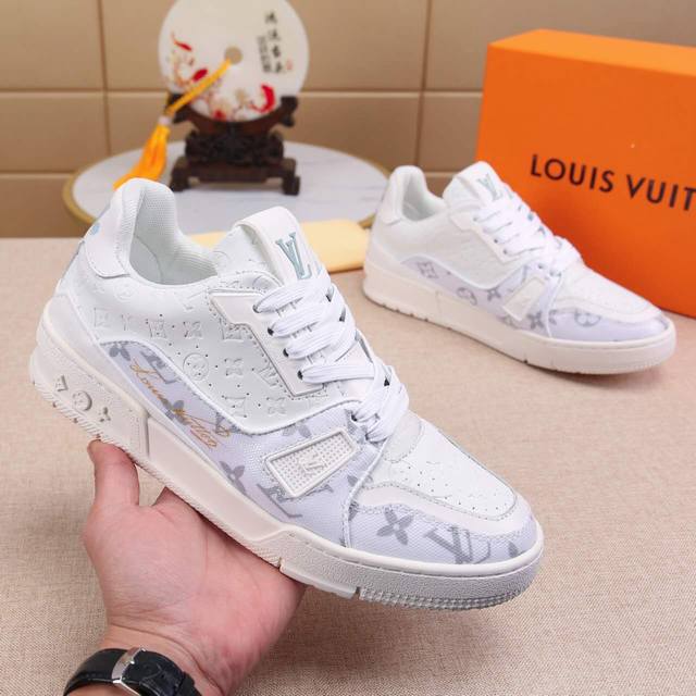 LV Trainer 运动鞋记录设计师 Virgil Abloh 对复古篮球鞋的灵感探索。Mini Monogram 压纹牛皮革和 Monogram 皮革 每双