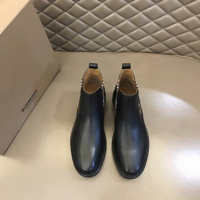 BURBERRY 巴宝莉 P: Size：39-44 38.45.可定做 顶级高端男士切尔西， 官网同步巴宝莉打造，鞋面进口牛皮拼接原版丝绸打造，内里进口顶级丝